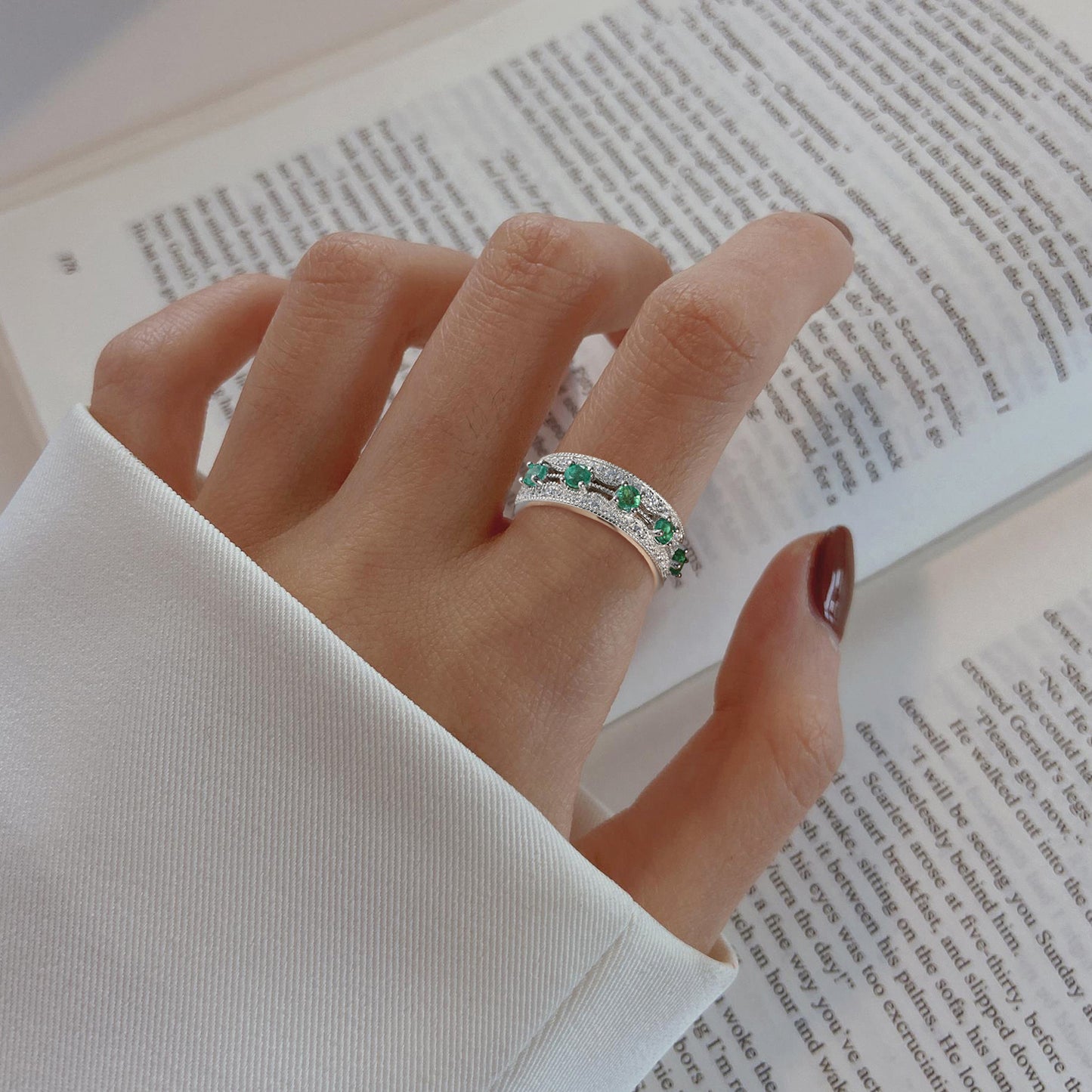 Light And Extravagant Style, Small Design Sense, Emerald Row Ring